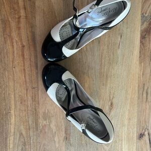 Dex Flex Comfort Women’s Black & Ivory Patent-Look Mary Jane Pumps; Size 7